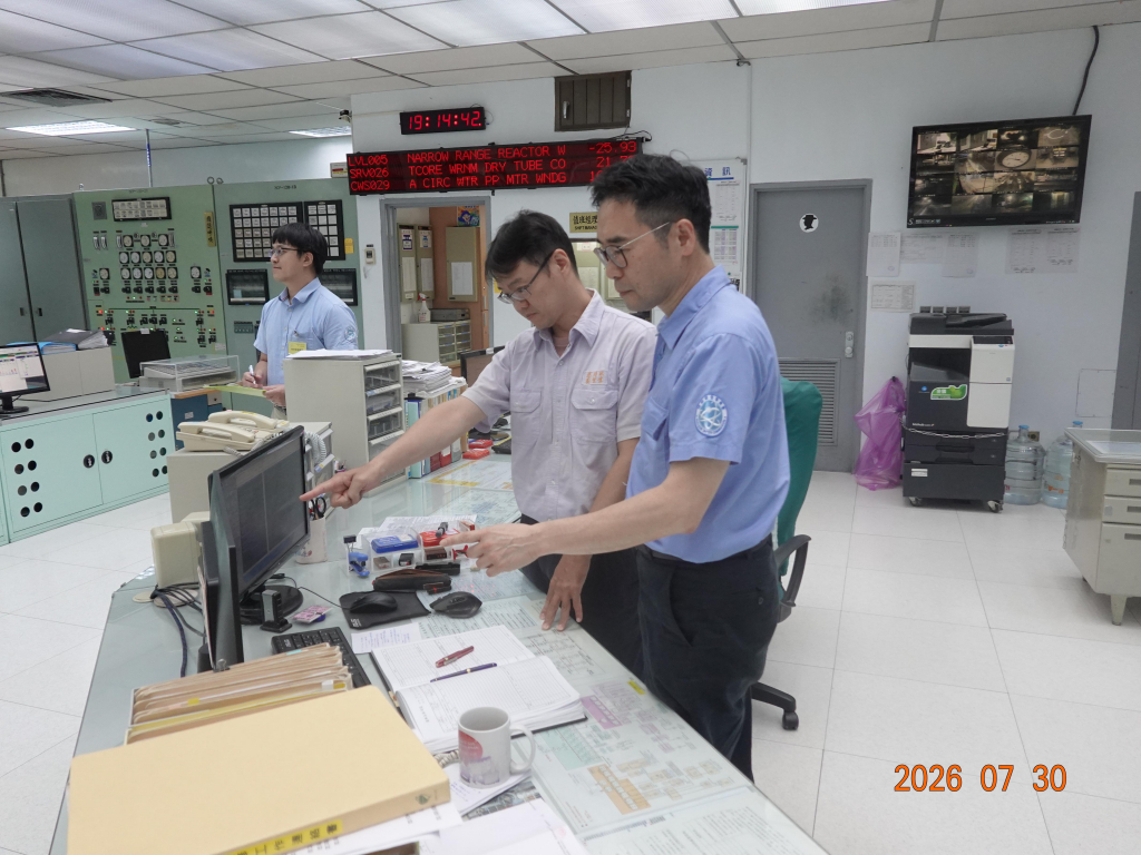 核安會臧科長及視察員查核2號機主控制室狀況