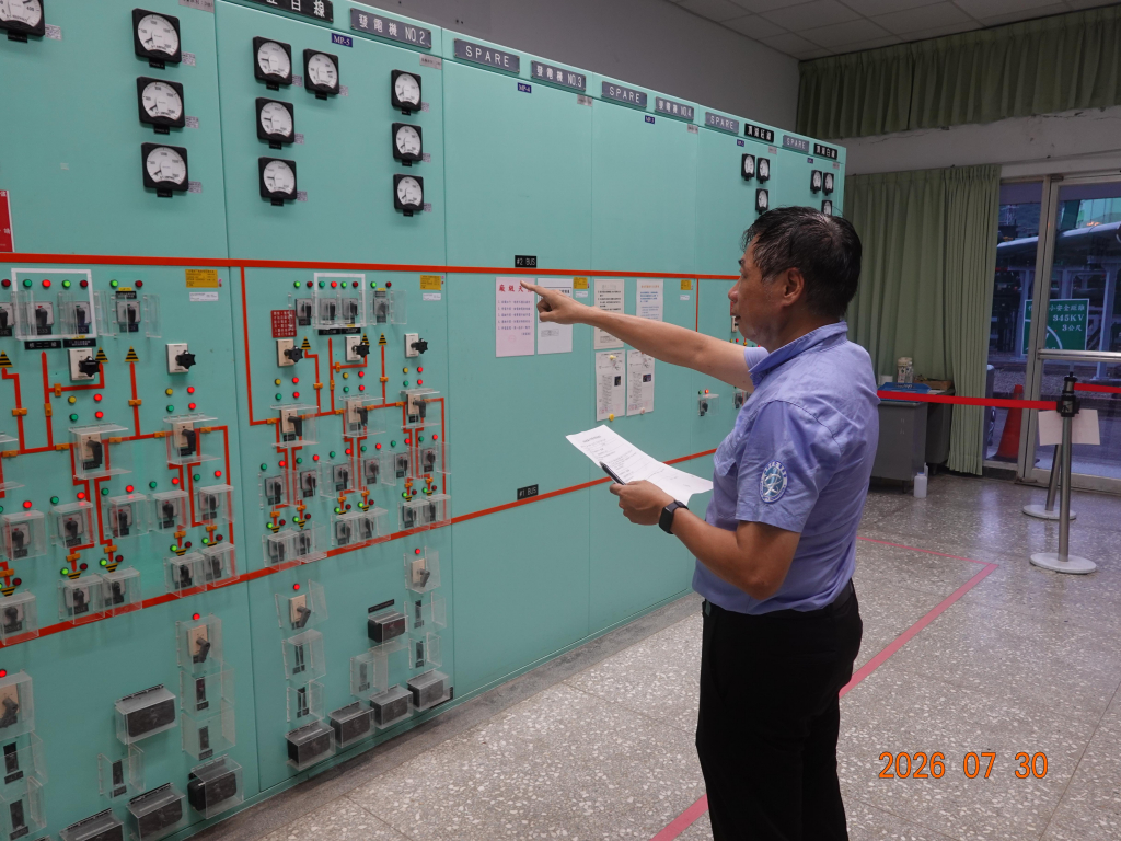 核安會視察員查核開關場控制室狀況