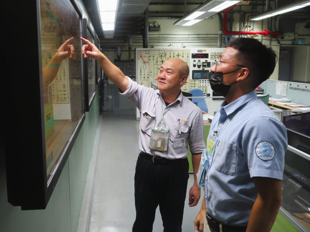 核安會視察員查核廢料控制室狀況