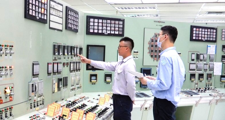 核安會視察員查核1號機主控制室狀況