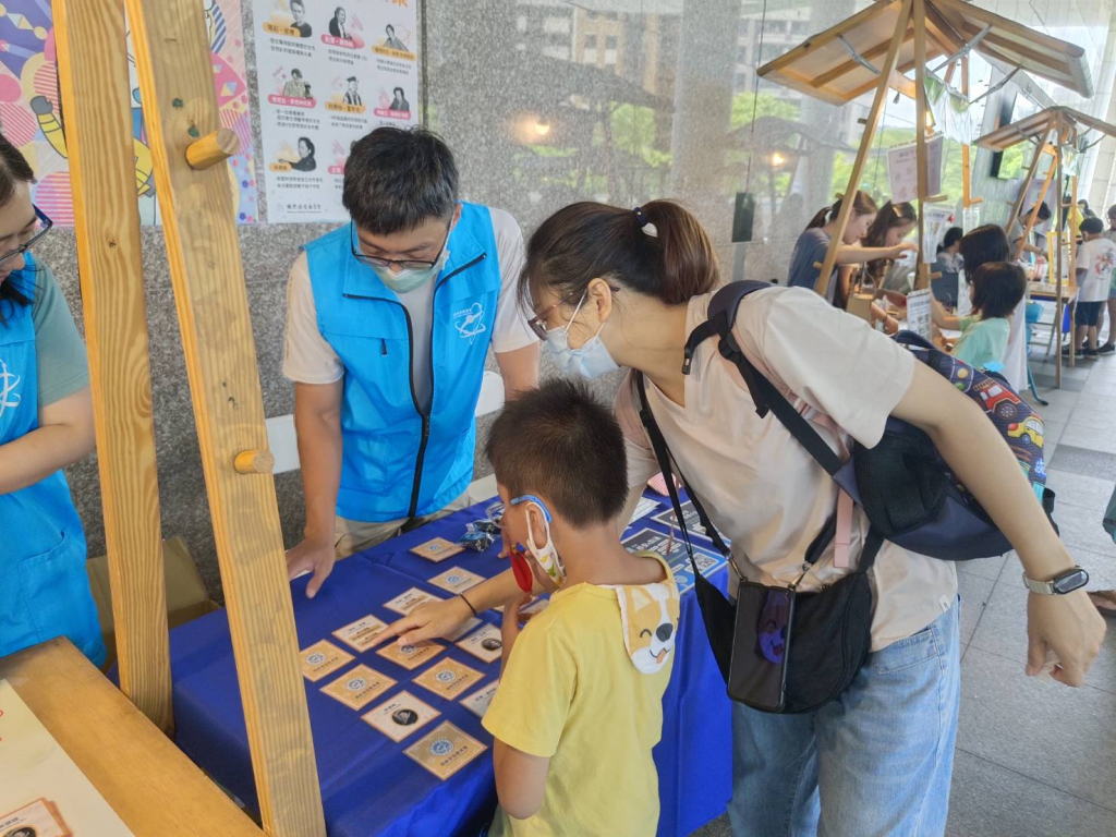 體驗女性科學家卡牌翻翻樂遊戲