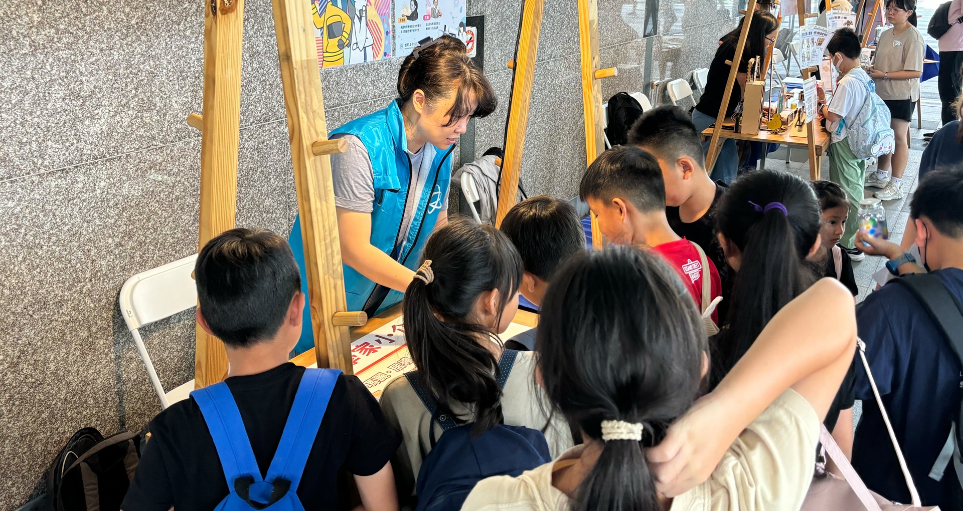 學童熱情參與闖關活動