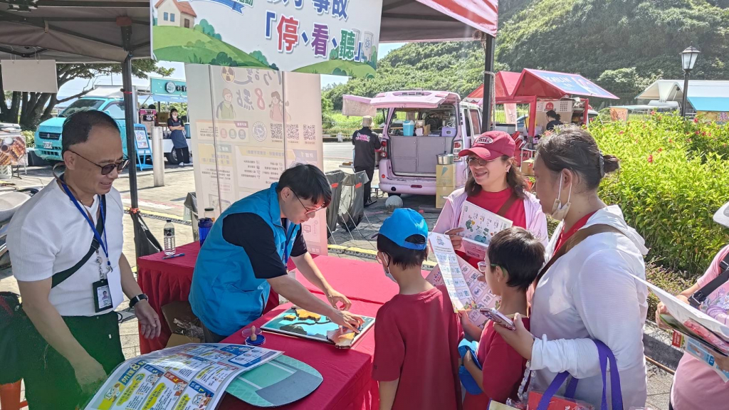 圖2 本會同仁與民眾互動溝通及宣導(一)