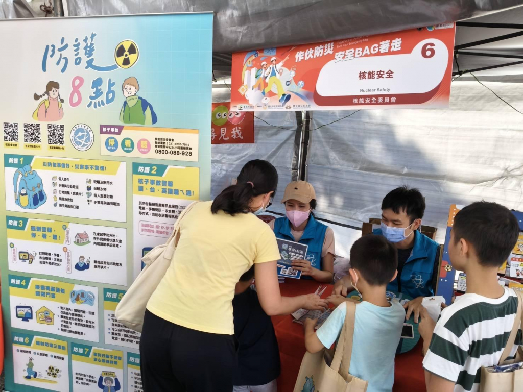 圖3 本會同仁與民眾互動溝通及宣導(二)