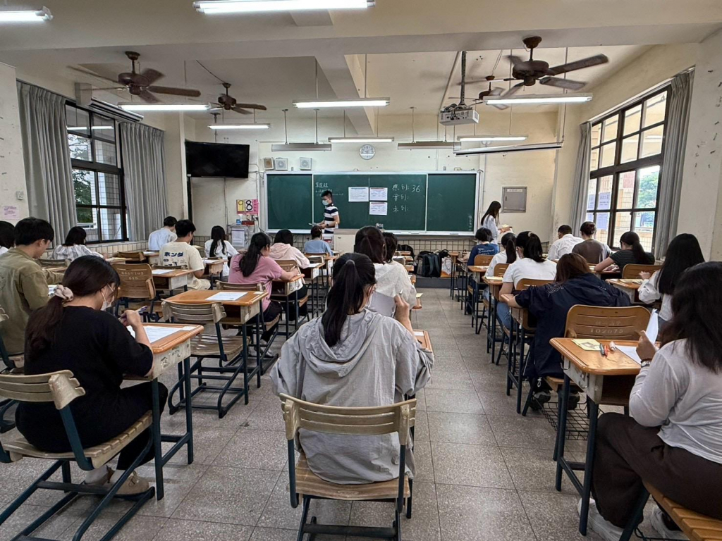 考試鐘響，考生作答中