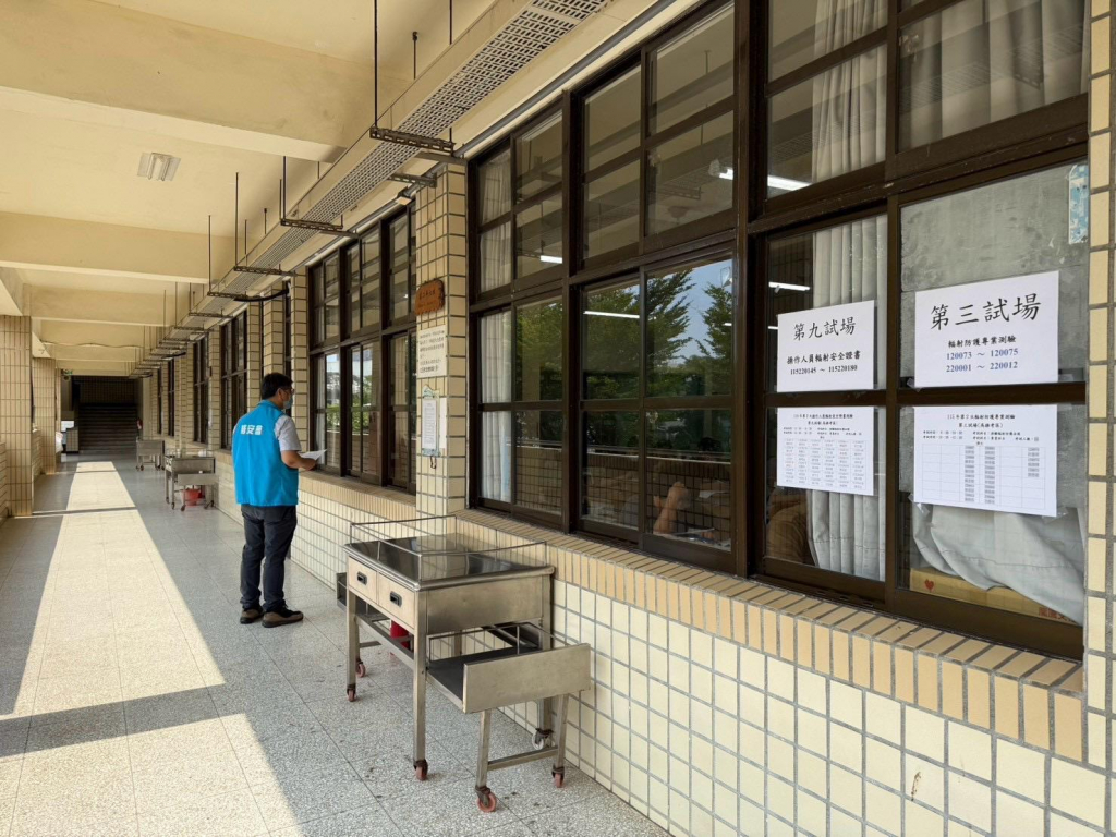 試務人員巡視，維護試場秩序
