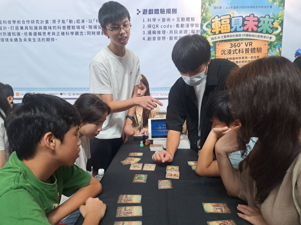 學生解說員向民眾說明卡牌中的輻防觀念