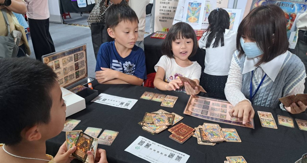 學童與工作人員交流，在遊戲中學科學