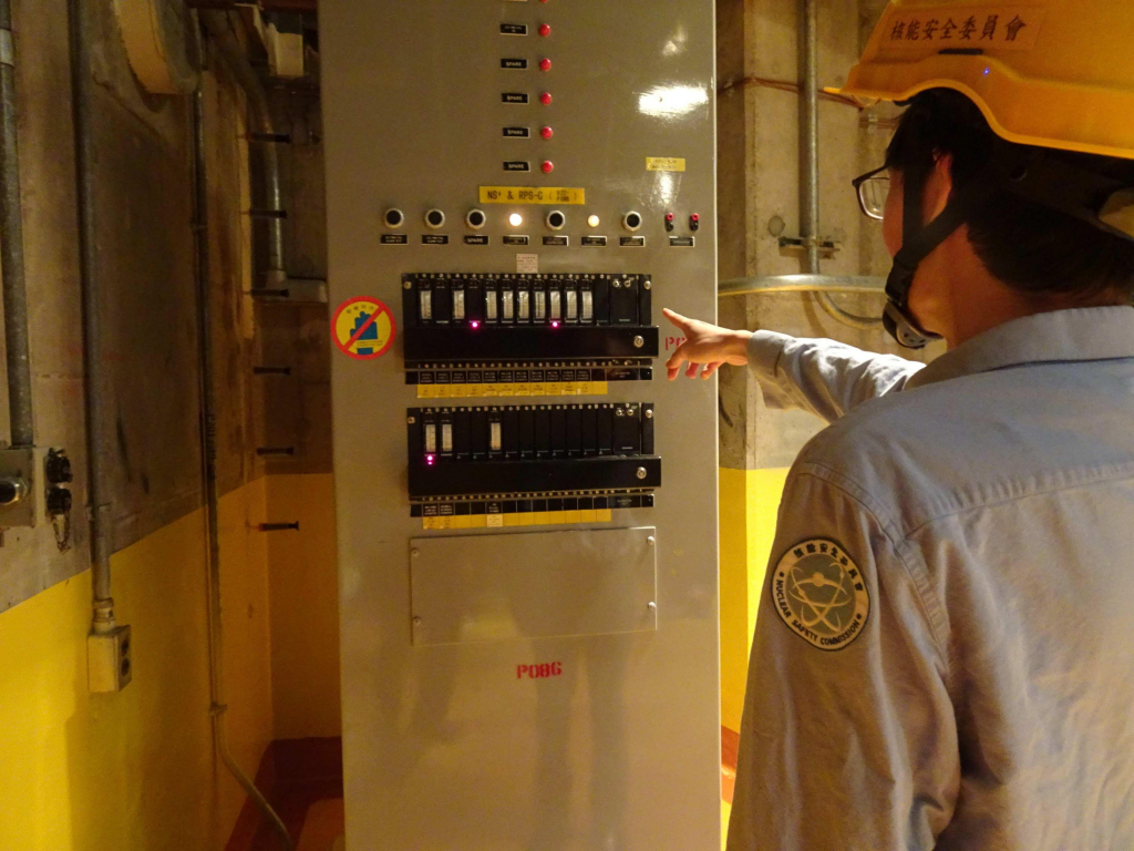 核安會視察員查核2號機輔機廠房現場狀況