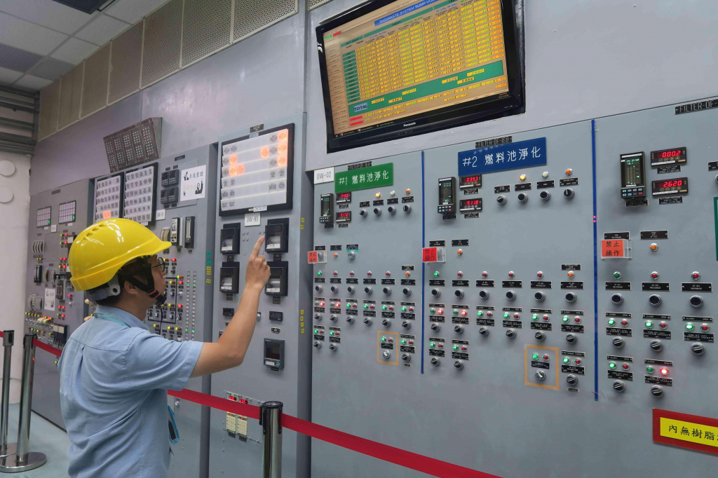 核安會視察員查核廢料廠房控制室運轉狀況