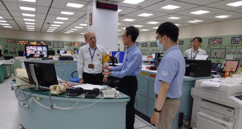 核安會廖科長於主控制室詢問機組狀況