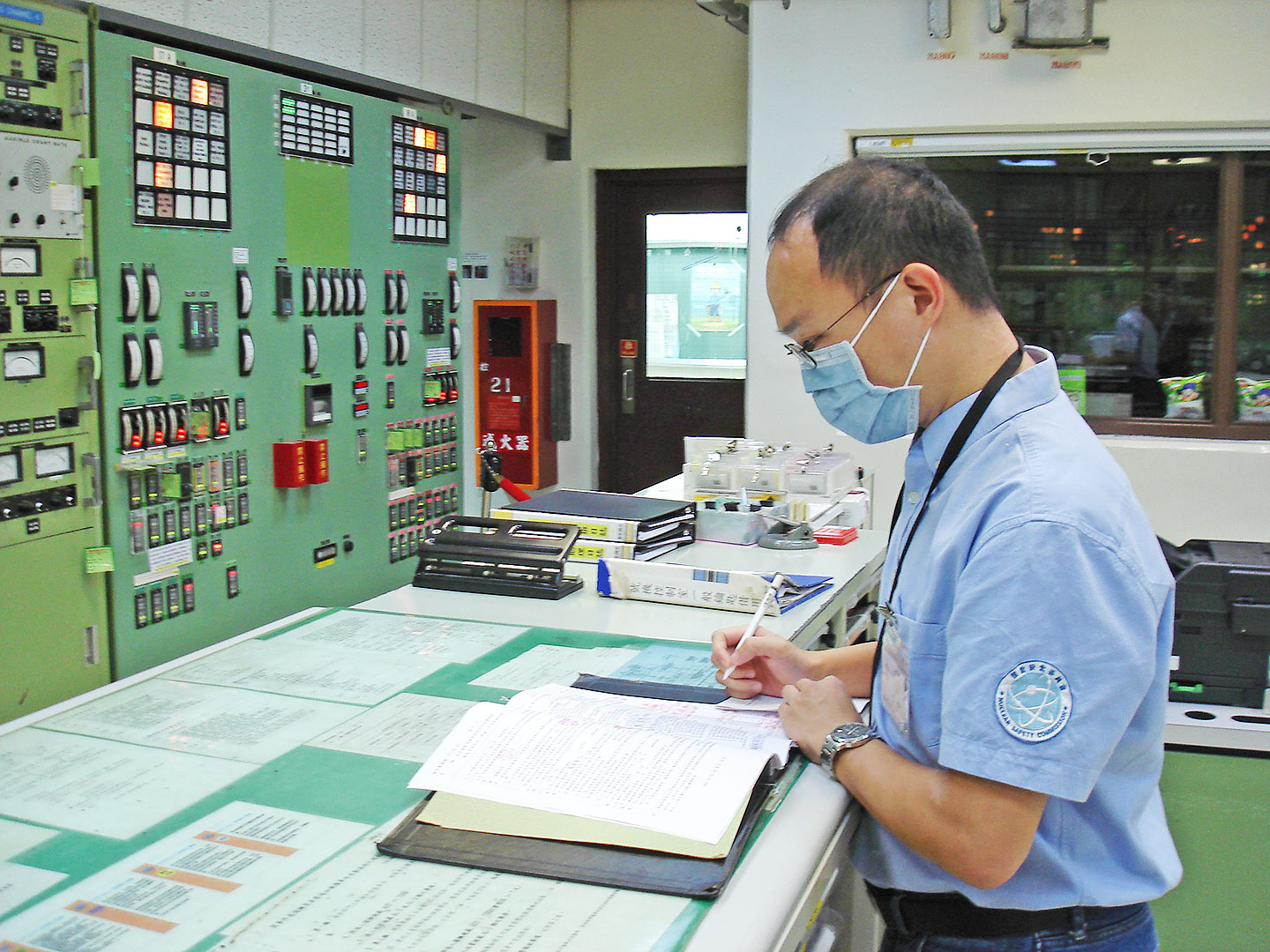 相關照片(2):核安會視察員查核2號機主控制室機組狀況
