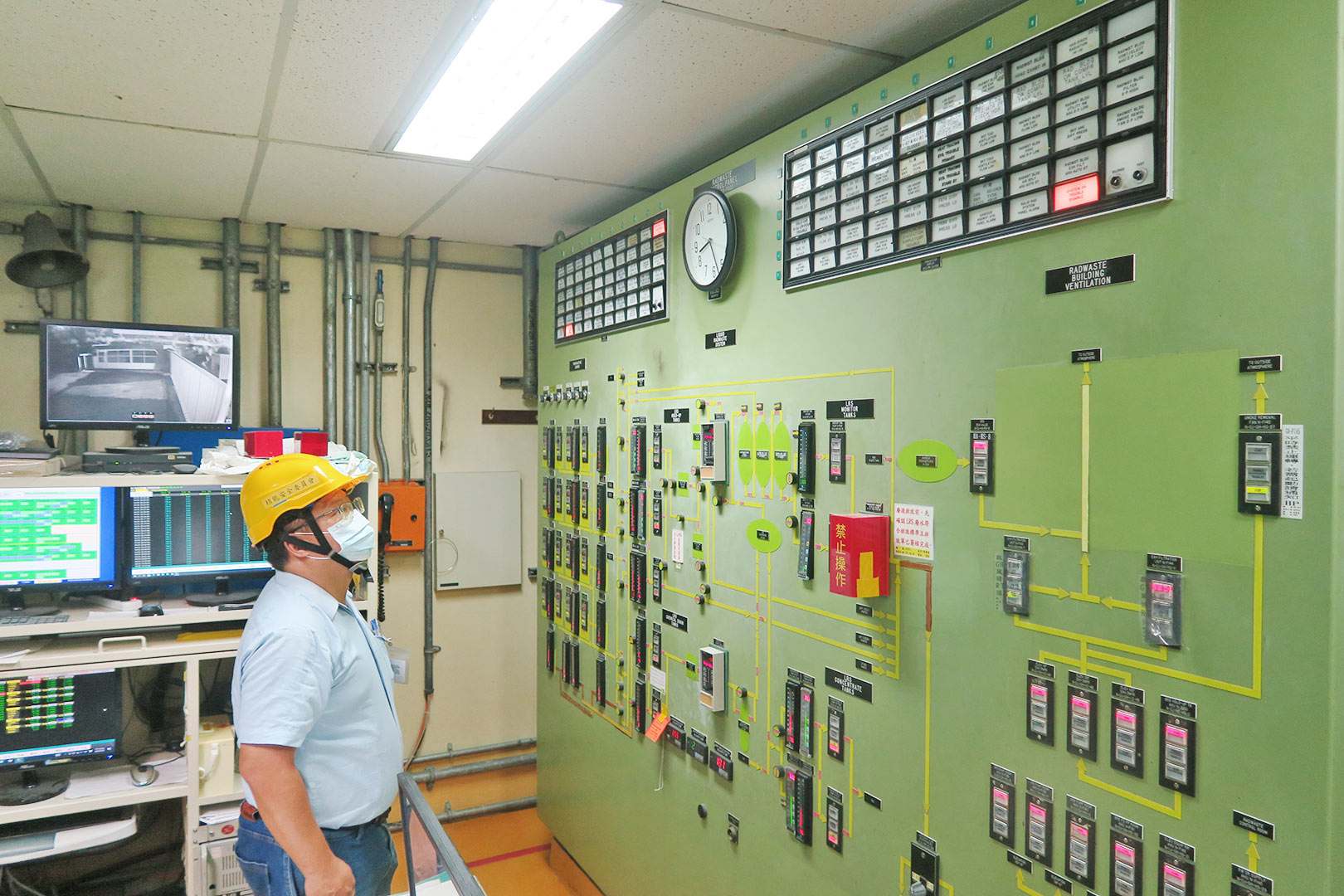 相關照片(8):核安會視察員查核廢料廠房控制室狀況