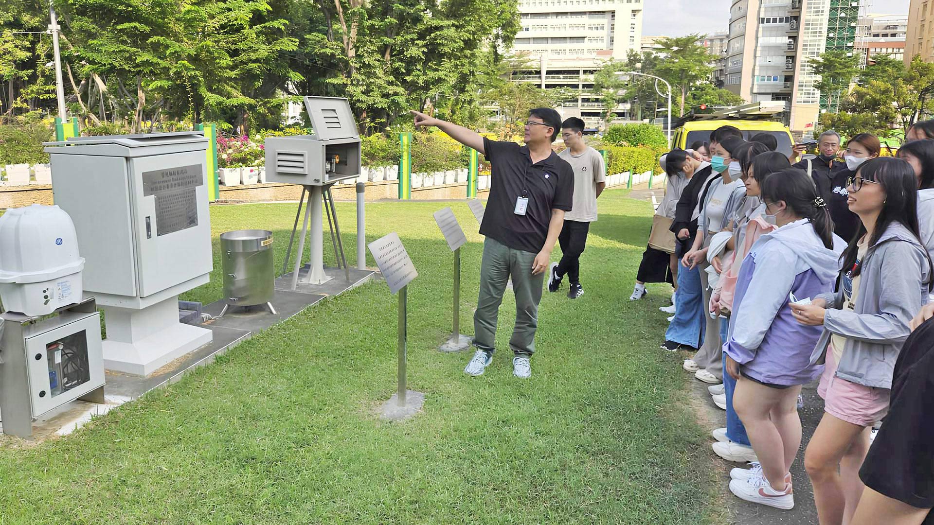 相關照片(1):參觀環境輻射即時監測站系統