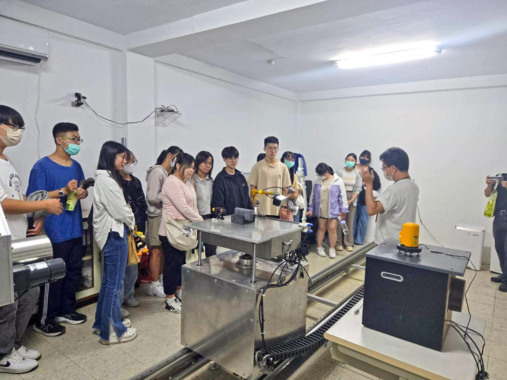 相關照片(2):參觀校正實驗室