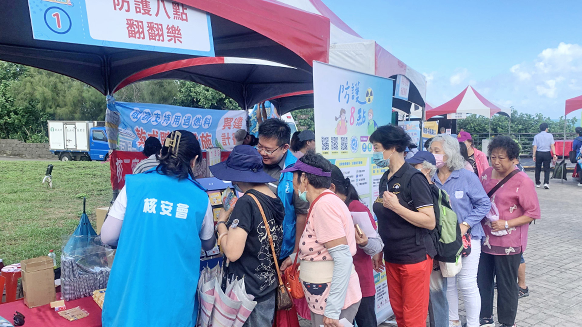 相關照片(1):民眾熱情參與攤位活動