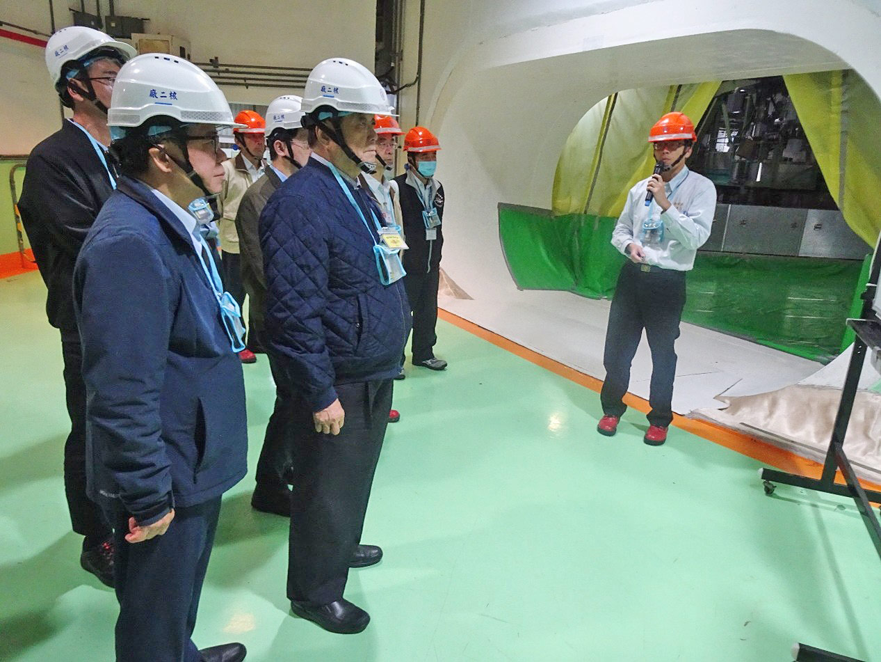 相關照片(5):陳主任委員巡視核二廠1號機輔機廠房