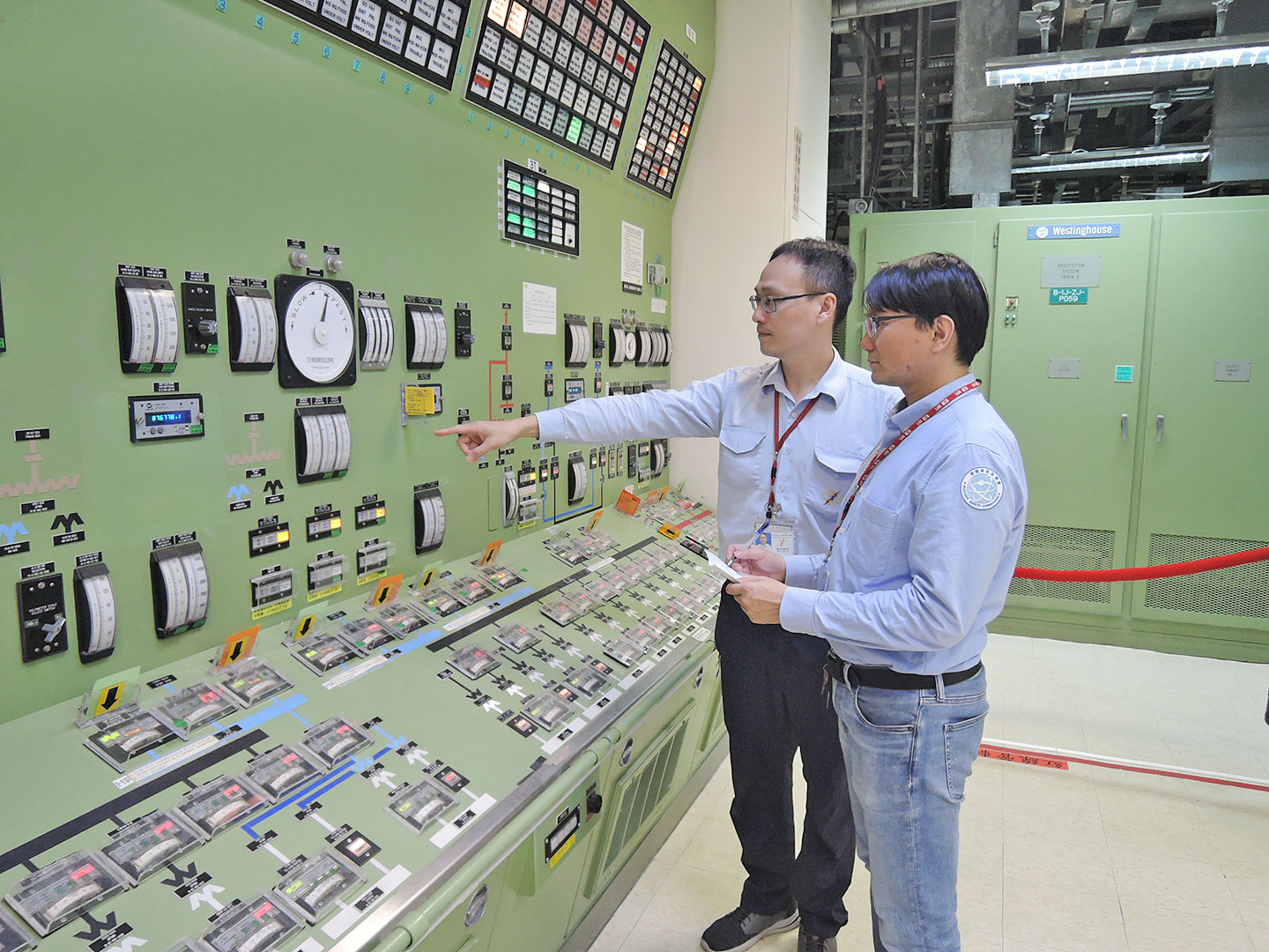 相關照片(2):核安會視察員查核1號機主控制室機組狀況