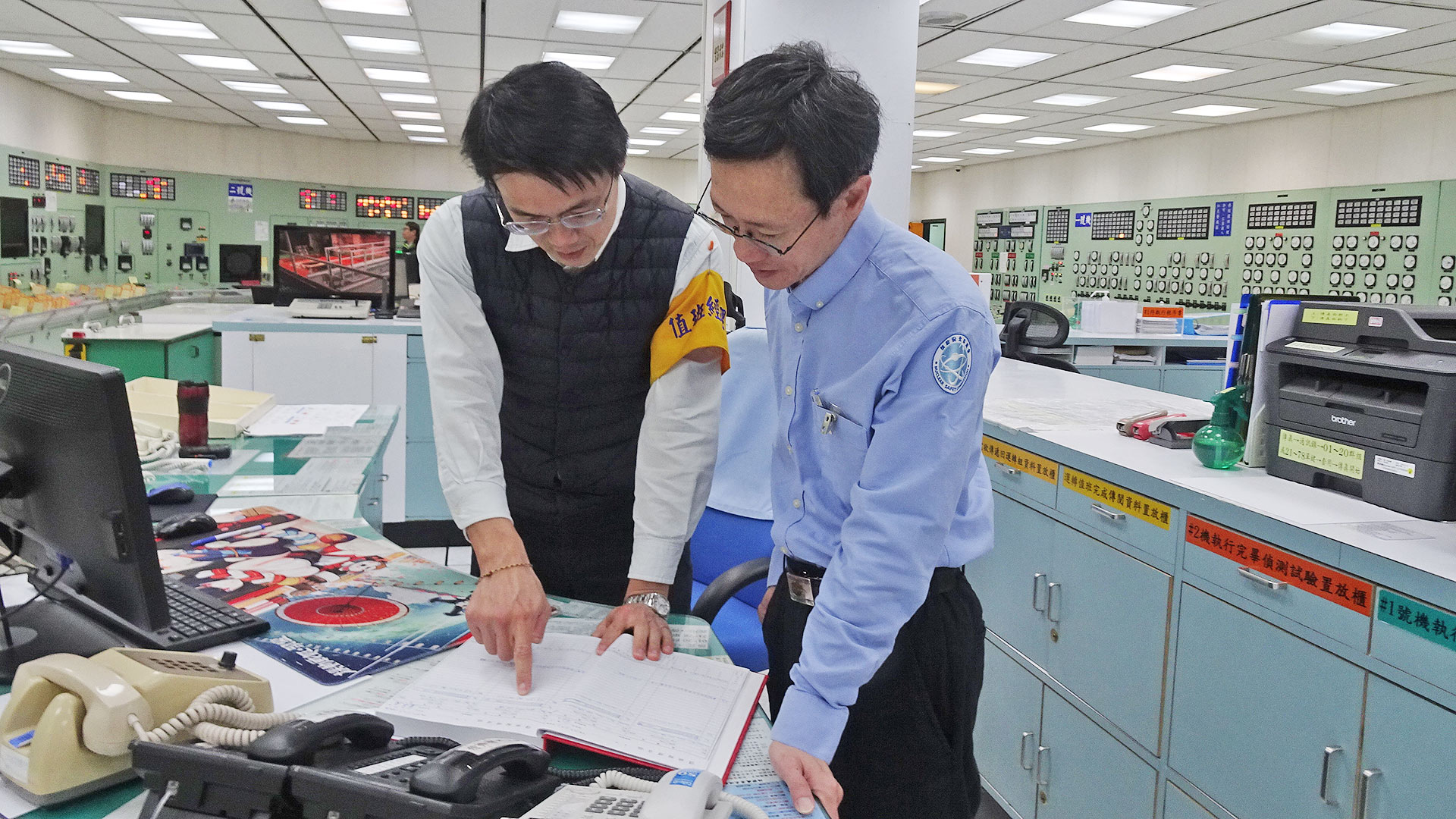 相關照片(1):核安會視察員查核主控制室機組狀況