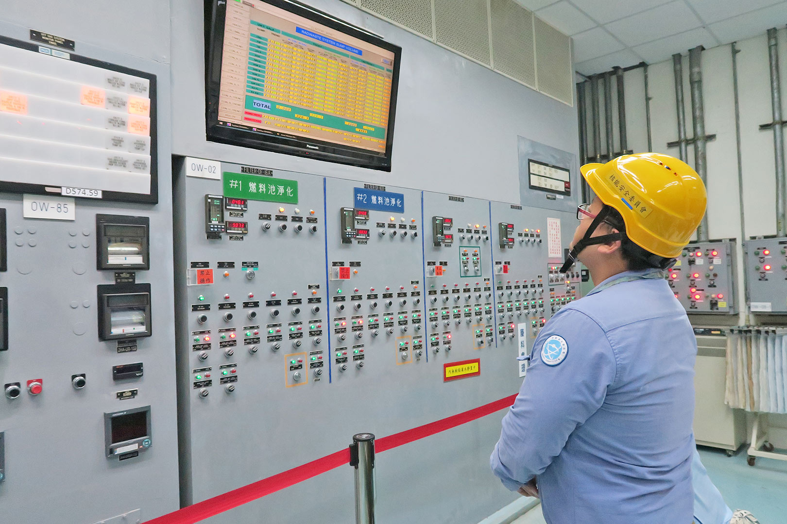 相關照片(6):核安會視察員查核廢料廠房控制室運轉狀況
