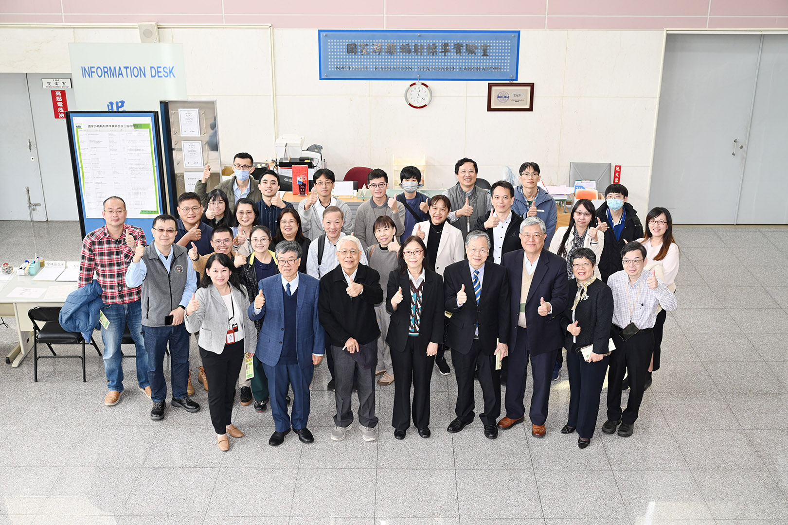 相關照片(3):委員參觀核融合技術及創新電致變色技術