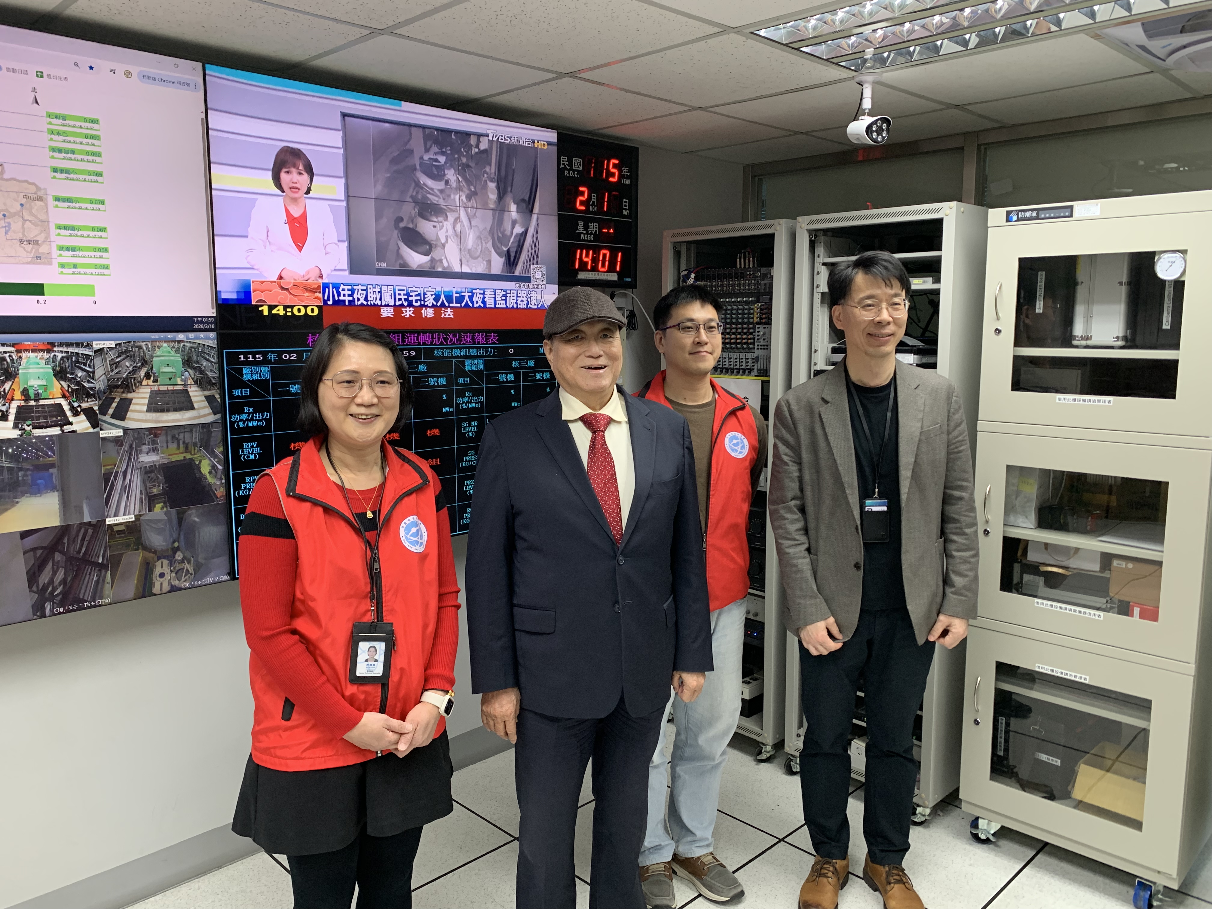 相關照片(1):核安會陳主委及王主任秘書與農曆除夕值勤同仁合影