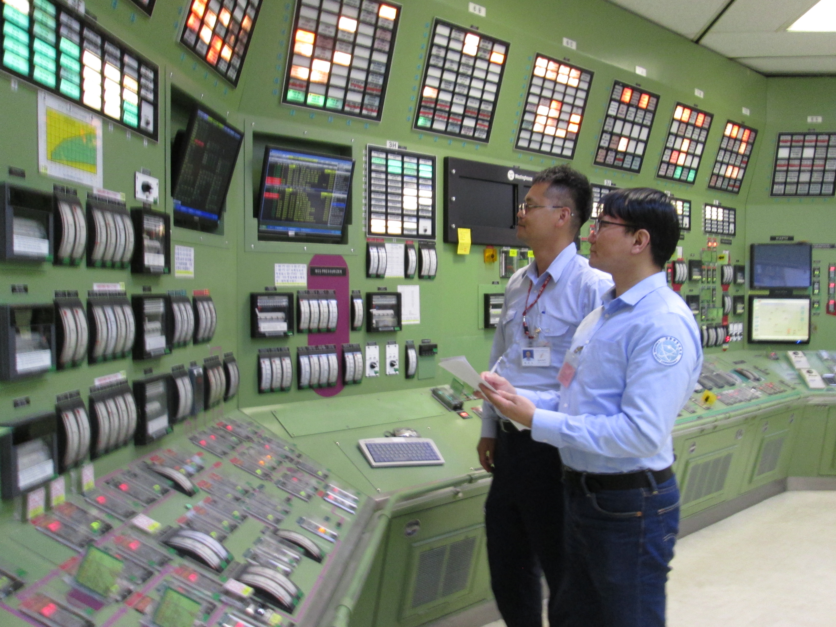 相關照片(1):核安會視察員查核1號機主控制室機組狀況