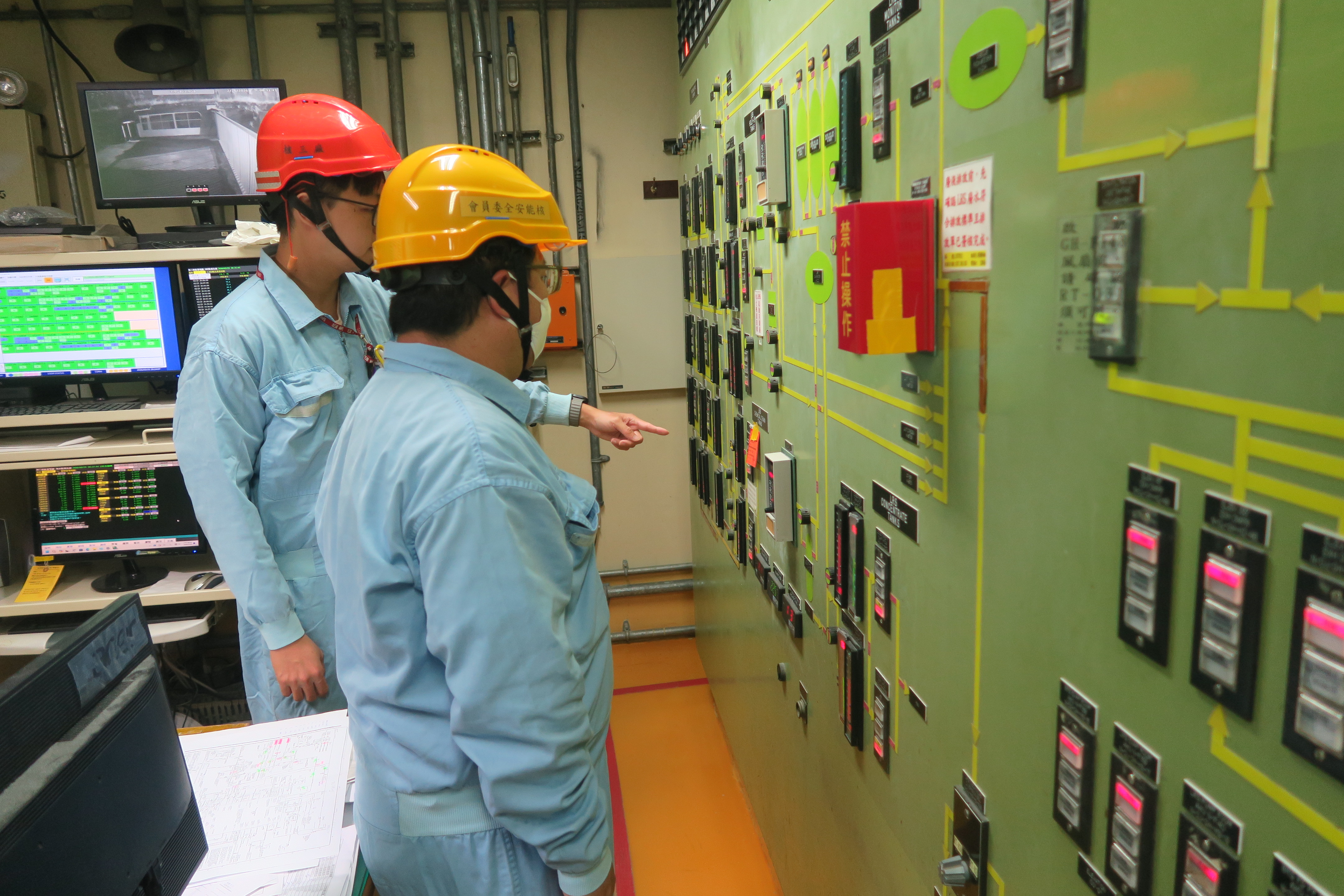 相關照片(7):核安會視察員查核廢料廠房控制室狀況