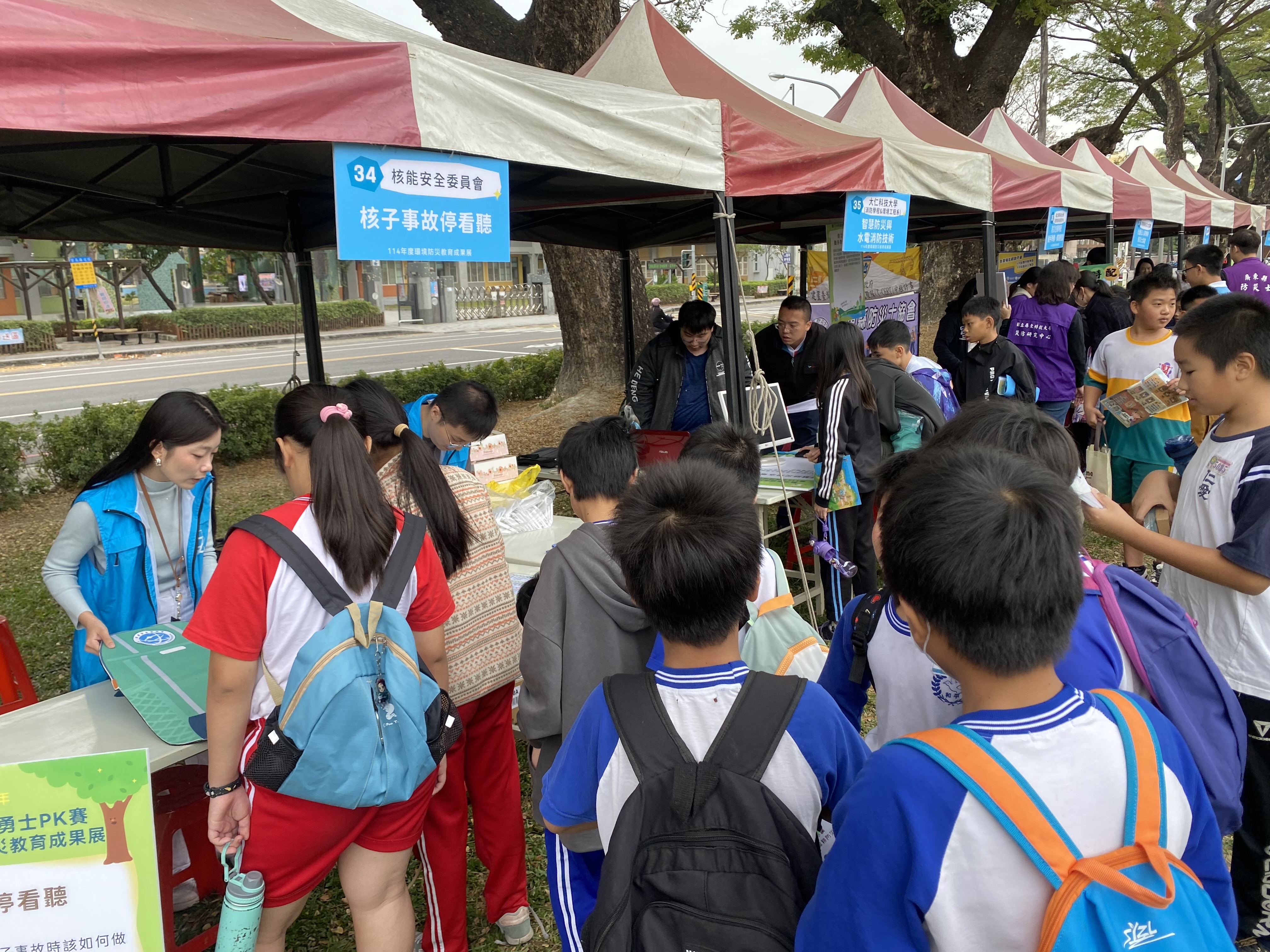 相關照片(1):學童熱情參與攤位活動