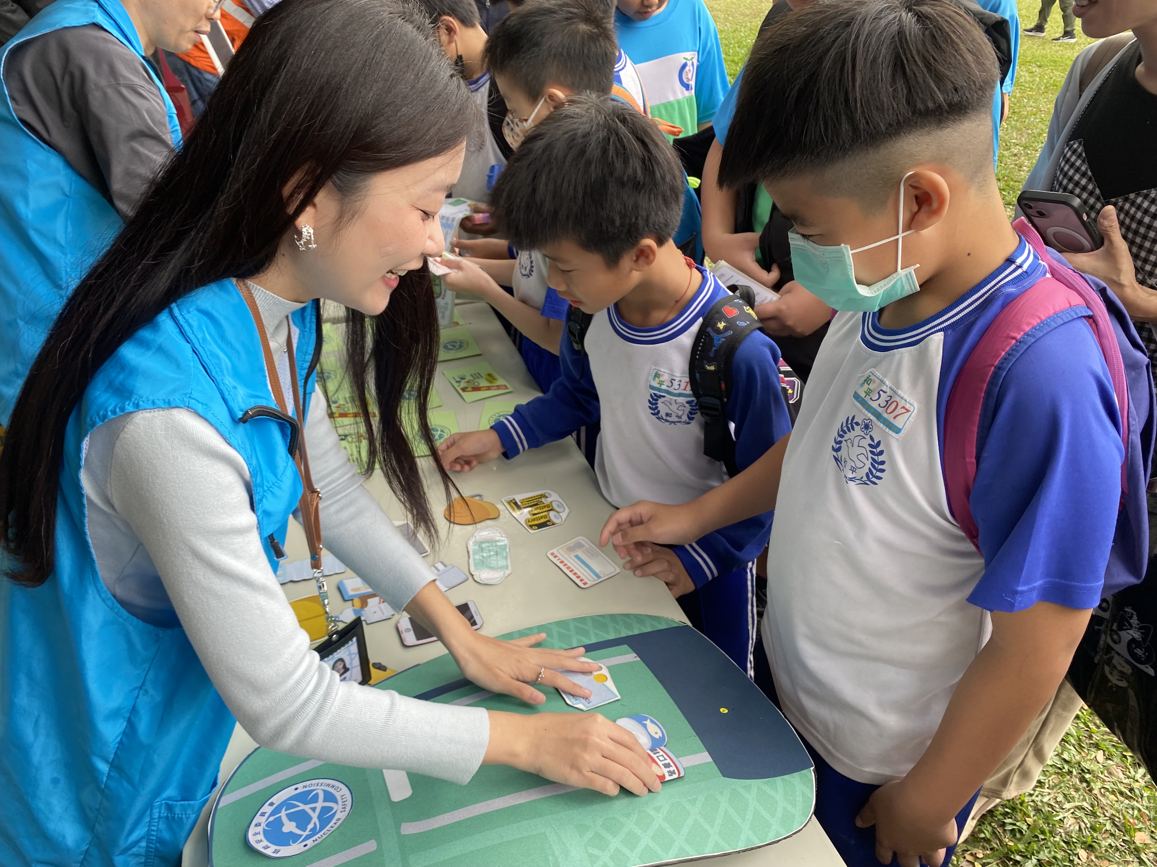 相關照片(2):本會同仁與學童互動溝通及宣導(一)