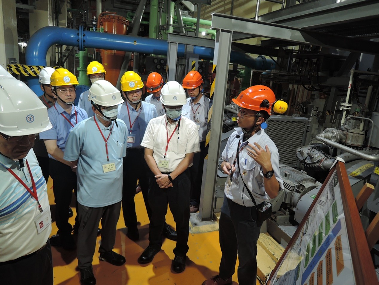 相關照片(5):審查委員現場勘查緊急柴油發電機