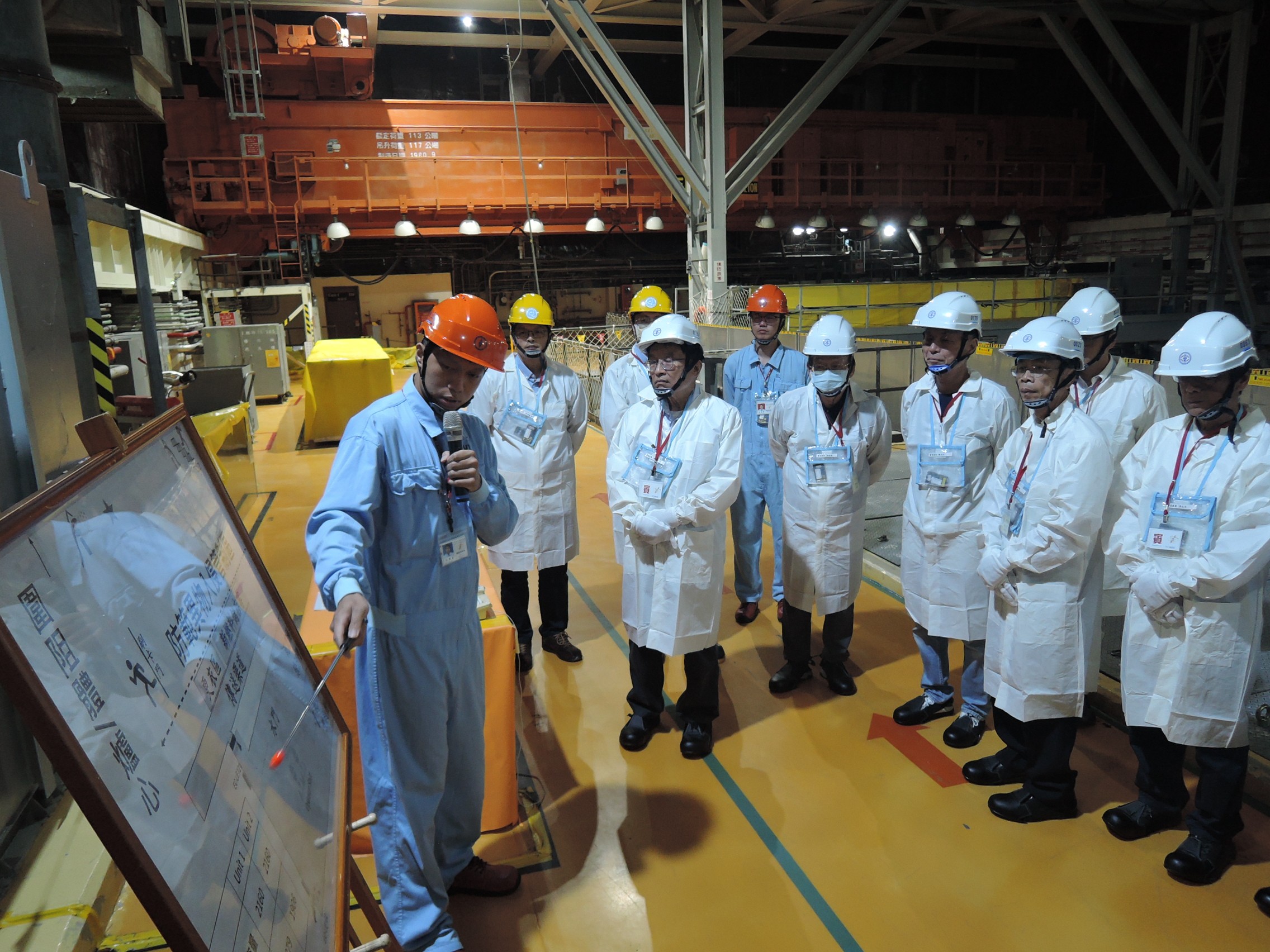 相關照片(8):審查委員現場勘查用過燃料池