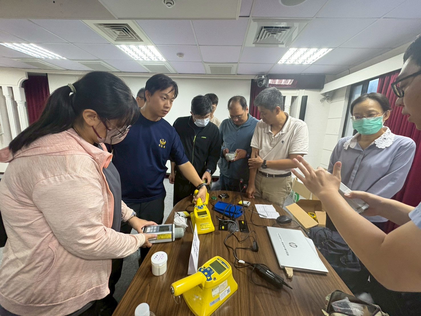 相關照片(2):圖二、各式偵檢儀器操作