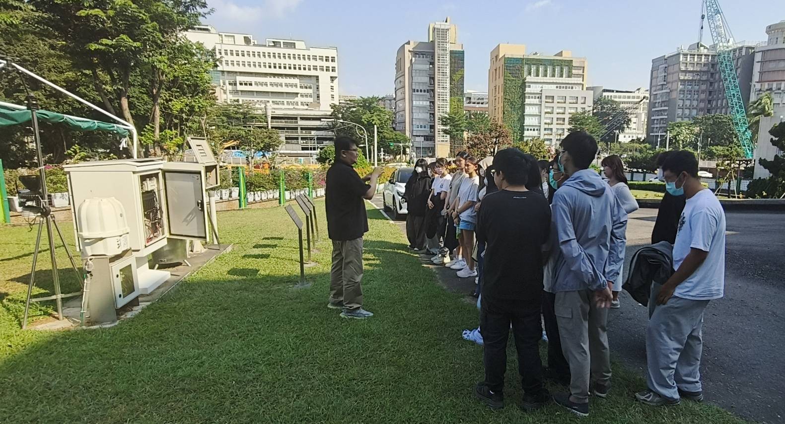 相關照片(1):參觀環境輻射監測站